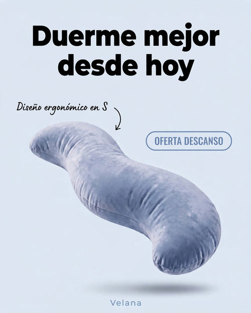 Almohada ergonómica con diseño en forma de S en color celeste grisáceo sobre fondo azul claro.