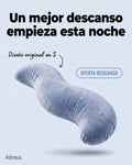 Almohada ergonómica en forma de S flotando sobre fondo azul claro con textos promocionales de descanso.