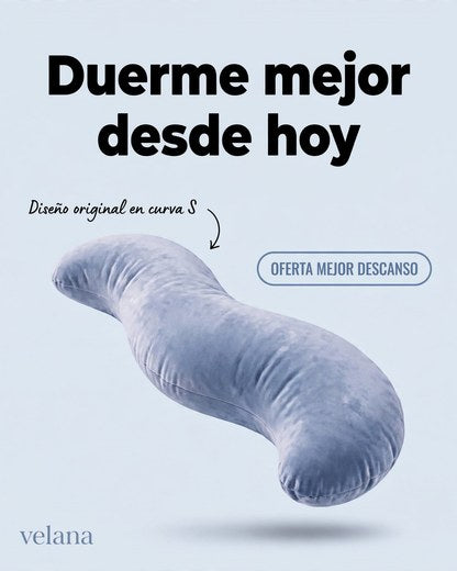 Almohada ergonómica en forma de S flotando sobre fondo celeste con textos promocionales de descanso.