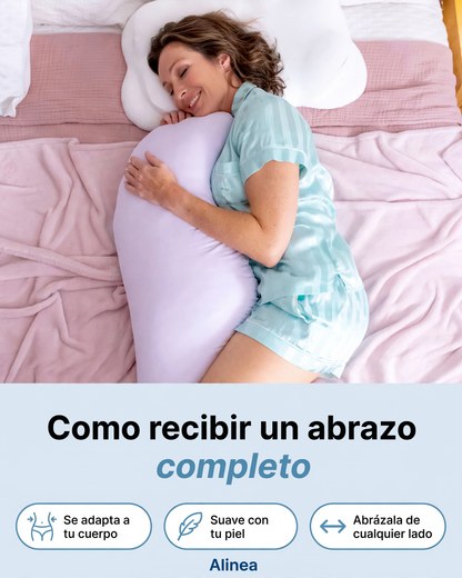 Mujer durmiendo abrazada a una almohada corporal ergonómica en la cama, con texto de beneficios de confort.
