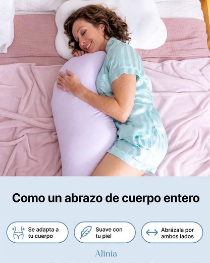 Mujer durmiendo abrazada a almohada corporal ergonómica, con texto descriptivo sobre sus beneficios y adaptabilidad.