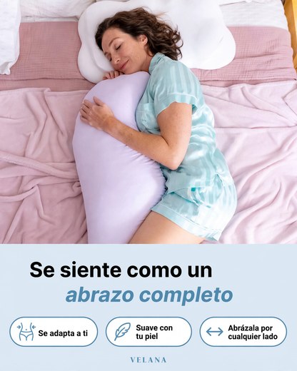 Mujer durmiendo abrazada a una almohada ergonómica de cuerpo entero con texto explicativo de sus beneficios.